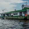 In the middle of the river we see many convenience stores such as this. No meio do rio encontramos várias lojas de conveniência como esta. : Amazonas, Brazil, Manaus